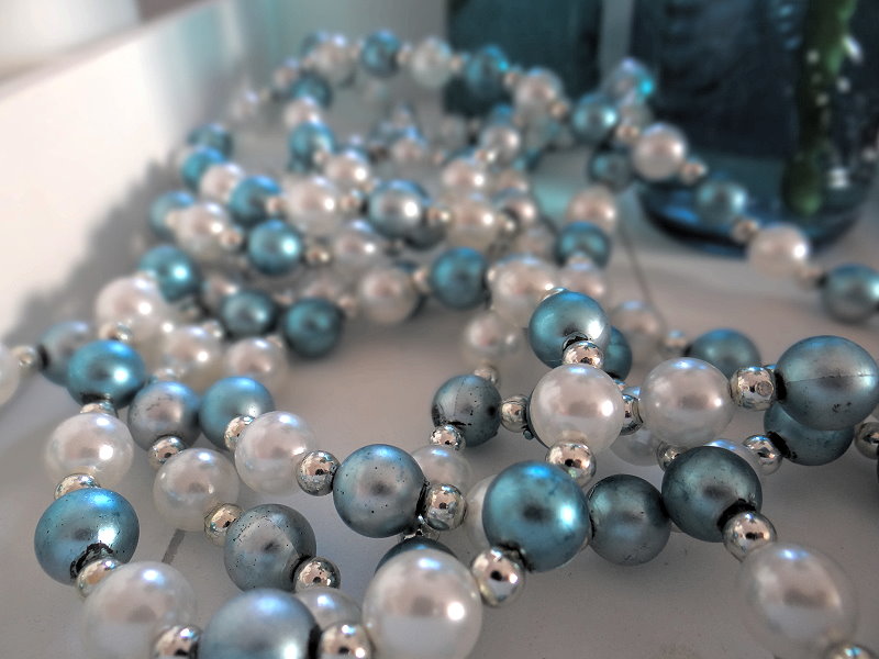 Eine schöne türkisfarben-weiße Perlenkette zum Dekorieren