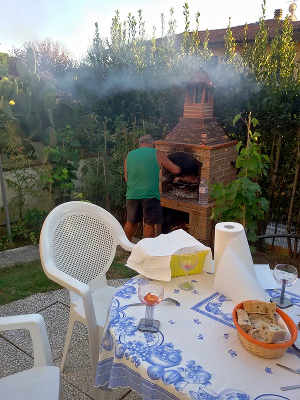 Der Grillmeister bei der Arbeit